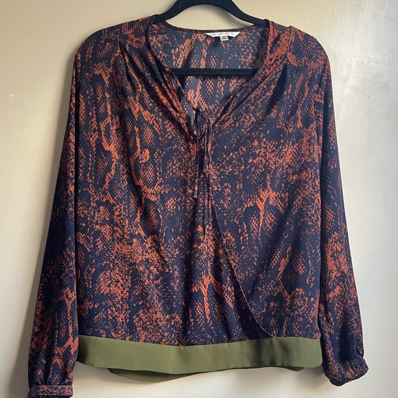 Cabi size M faux wrap reptile print v neck blouse grunge - Picture 1 of 11